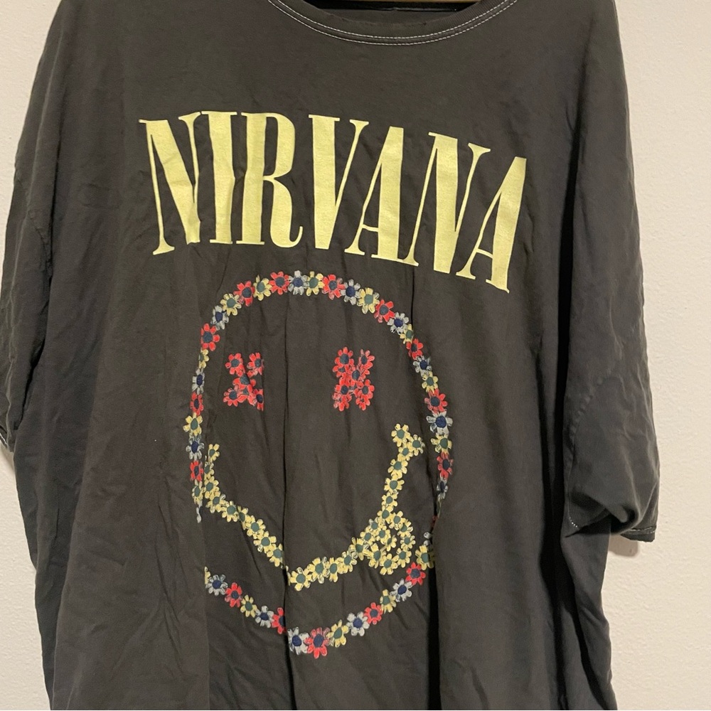 ARULA Nirvana Floral Smiley Face Gray, Pink and Yellow Graphic Tee, Size B/C 2x - Picture 3 of 5